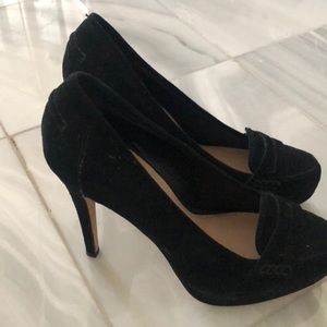 Black suede pumps with platform
